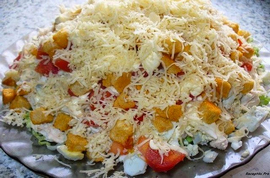 Салат с курицей, сыром и  сухариками